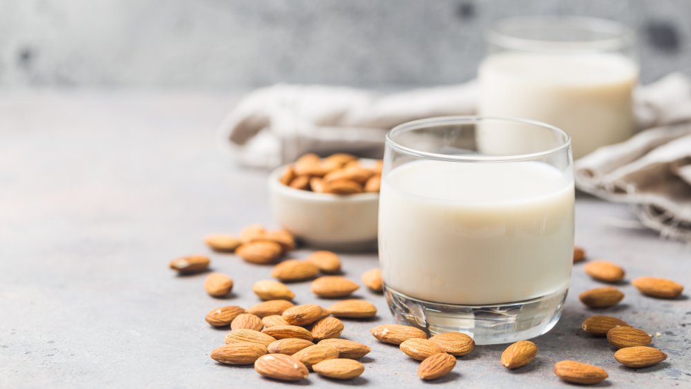 almond-milk-skin-benefits