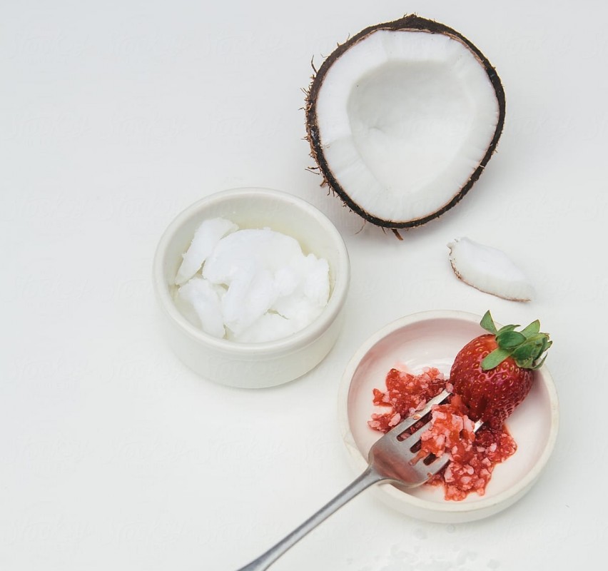 DIY-body-scrub-recipe-strawberry