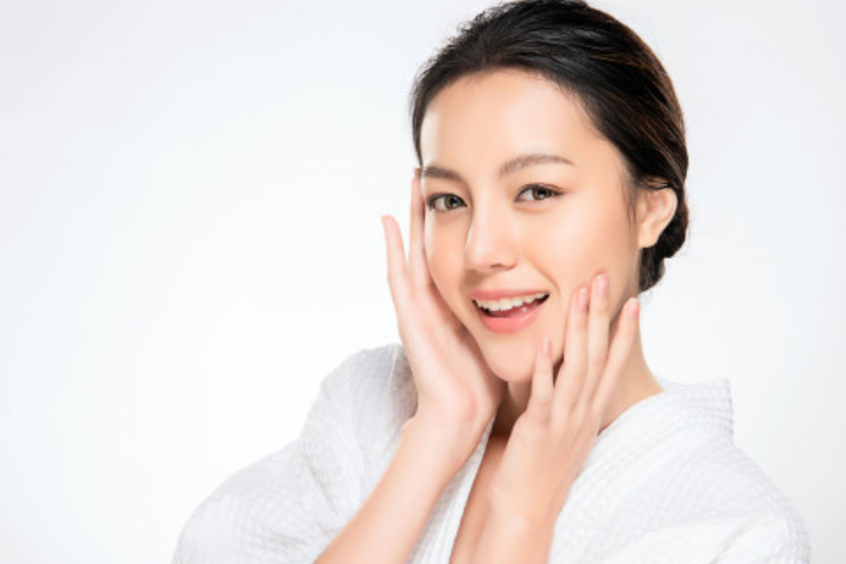 Здоровая кожа. Background for skin care. A journey to brighten your skin. Девушка ухаживает за собой. A journey to brighten your skin.