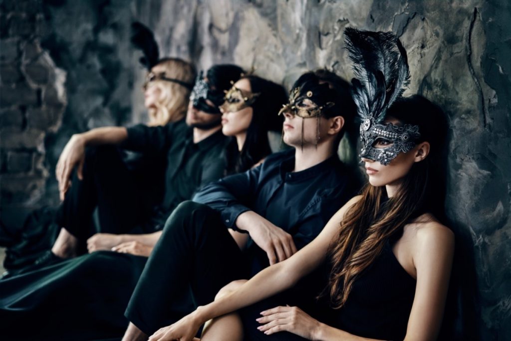 How To Dress For A Masquerade Ball